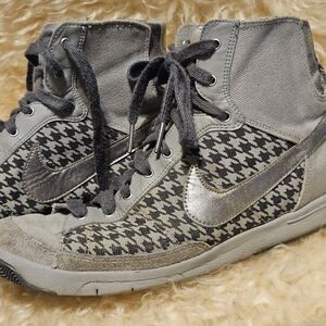 Women's Nike cloth high top shoes sneakers size 8.5